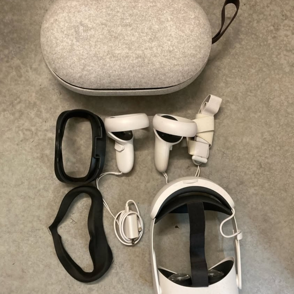 VR Headset with Controllers - White